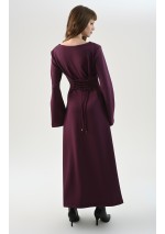 sukienka maxi z wiązaniem, fioletowa sukienka gorsetowa, sukienka z długim rękawem, dopasowana sukienka śliwkowa